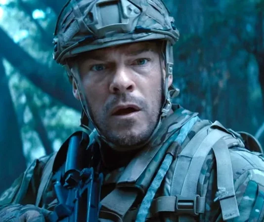 Máquina de Guerra | Alan Ritchson responde críticas sobre idade e defende papel em filme de ação da Netflix