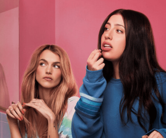 Vale a pena assistir A Colega Perfeita? Filme da Netflix divide opiniões com humor ácido e tensão cotidiana