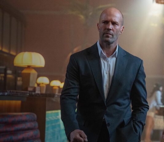 Código: Vingança ganha cartaz intenso com Jason Statham em meio ao caos no mar