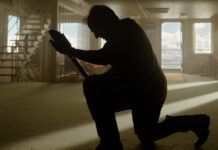 Digger | Warner revela prévia inédita com Tom Cruise irreconhecível em comédia sombria