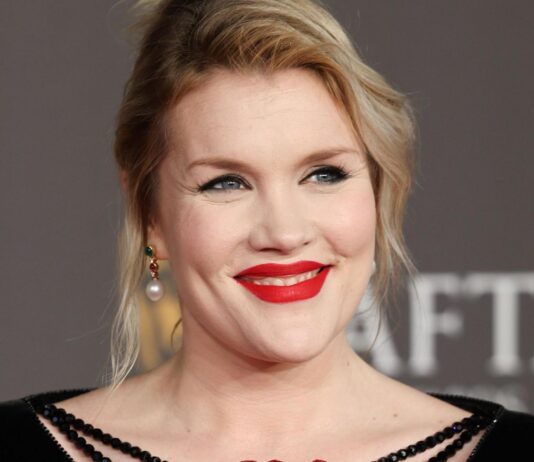 Emerald Fennell entra em negociações para comandar reboot de Instinto Selvagem e traz nova abordagem ao clássico dos anos 90