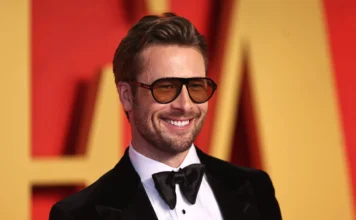 Universal Pictures divulga pôster de The Comeback King, nova comédia musical estrelada por Glen Powell