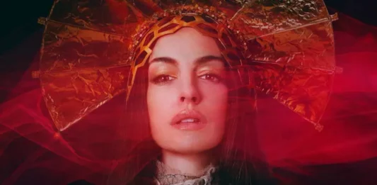 Mother Mary | Musical da A24 com Anne Hathaway e Michaela Coel ganha trailer e destaca romance intenso nos bastidores da fama