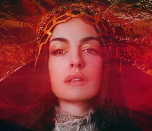 Mother Mary | Musical da A24 com Anne Hathaway e Michaela Coel ganha trailer e destaca romance intenso nos bastidores da fama