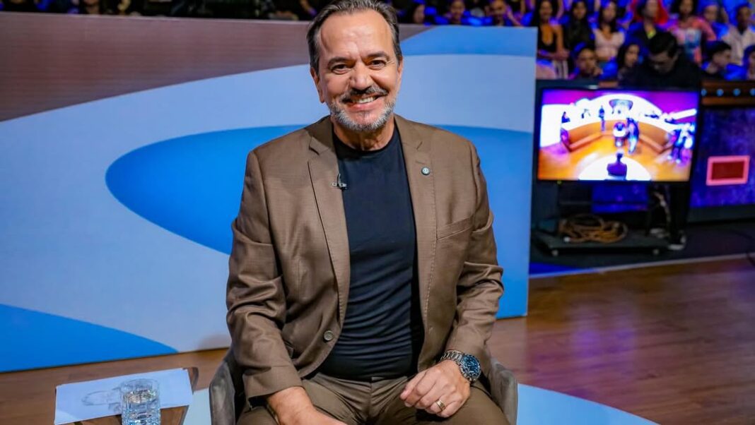 No The Noite com Danilo Gentili desta quarta (0104), Ricardo Ventura revela segredos da linguagem corporal e das fake news
