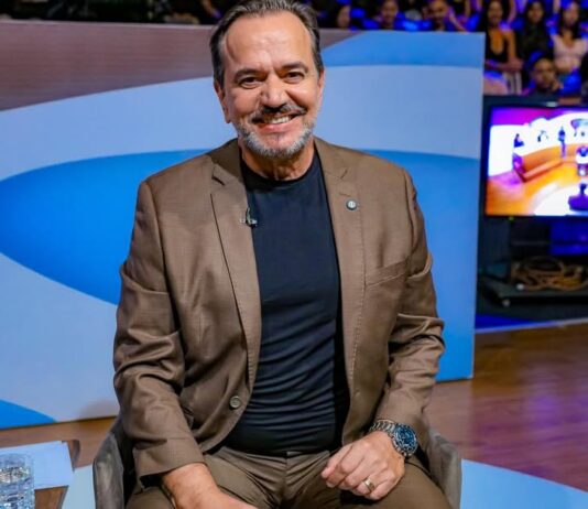 No The Noite com Danilo Gentili desta quarta (01/04), Ricardo Ventura revela segredos da linguagem corporal e das fake news