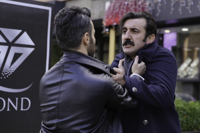 Resumo da novela Coração de Mãe de hoje Reha invade jantar na casa de Atilla