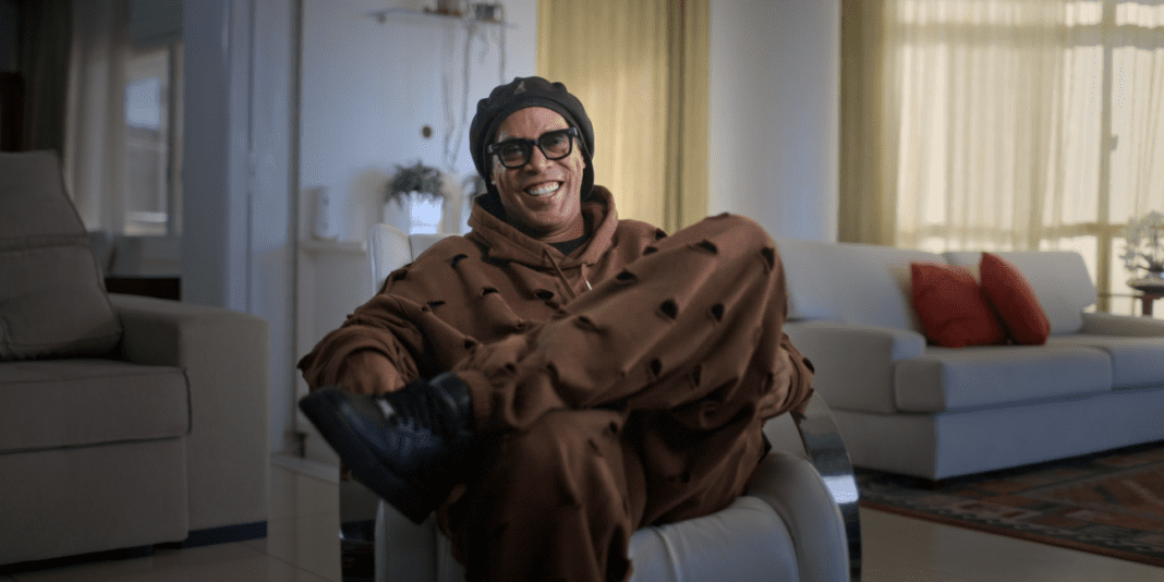 Ronaldinho Gaúcho Netflix lança trailer de série que revisita a genialidade e os contrastes do ídolo brasileiro