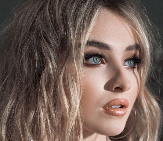 Sabrina Carpenter amplia fase dominante no pop e apresenta clipe cinematográfico de “House Tour”