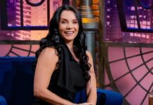 The Noite com Danilo Gentili (08) recebe Mônica Carvalho para falar sobre carreira e projetos autorais