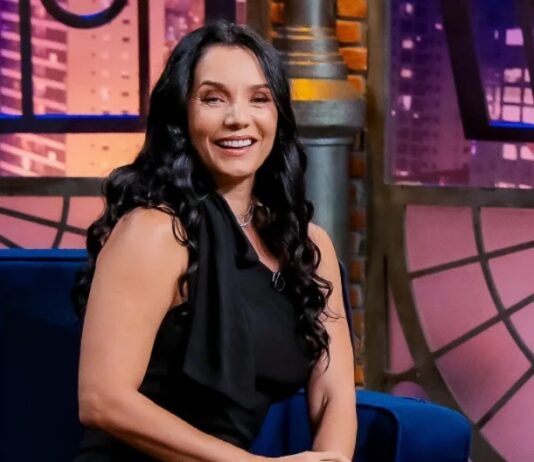 The Noite com Danilo Gentili (08) recebe Mônica Carvalho para falar sobre carreira e projetos autorais