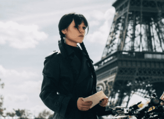 Wandinha ganha primeira imagem da 3ª temporada e leva trama para a Europa em nova fase ambiciosa