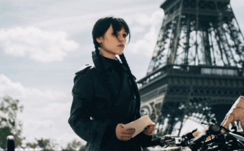 Wandinha ganha primeira imagem da 3ª temporada e leva trama para a Europa em nova fase ambiciosa