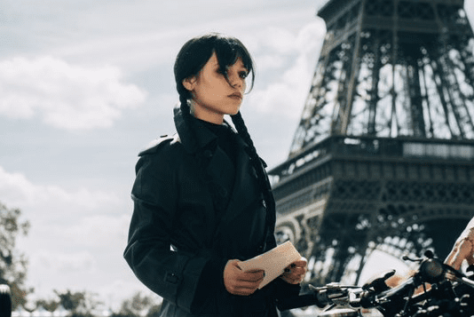 Wandinha ganha primeira imagem da 3ª temporada e leva trama para a Europa em nova fase ambiciosa