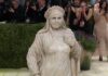 Heidi Klum surpreende no Met Gala 2026 ao surgir como escultura viva e domina atenção no tapete vermelho