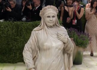 Heidi Klum surpreende no Met Gala 2026 ao surgir como escultura viva e domina atenção no tapete vermelho
