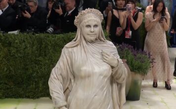Heidi Klum surpreende no Met Gala 2026 ao surgir como escultura viva e domina atenção no tapete vermelho