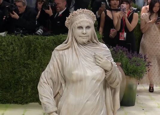 Heidi Klum surpreende no Met Gala 2026 ao surgir como escultura viva e domina atenção no tapete vermelho