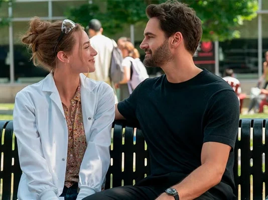 Prime Video divulga primeiro teaser de A Hipótese do Amor, adaptação do fenômeno literário de Ali Hazelwood