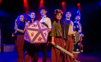 Aventura Sem Classe | Espetáculo de improviso transforma plateia em parte da história e leva a dinâmica do RPG de mesa para o teatro em nova temporada