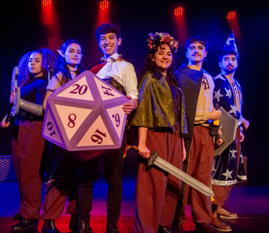 Aventura Sem Classe | Espetáculo de improviso transforma plateia em parte da história e leva a dinâmica do RPG de mesa para o teatro em nova temporada