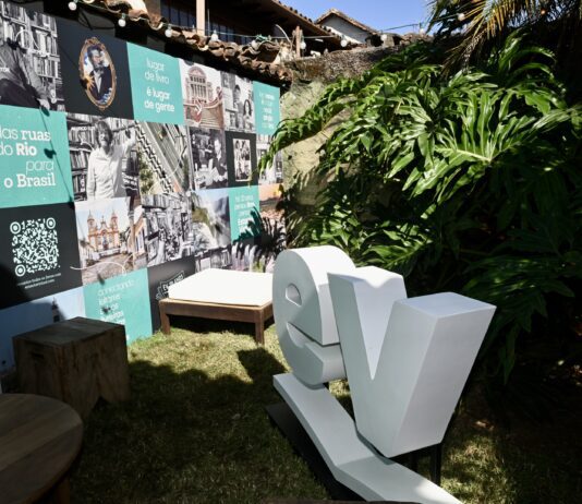 Estante Virtual leva projeto de troca de livros e leitura ao Largo de Santa Rita durante a Flip 2026