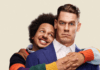 Little Brother chegou à Netflix! John Cena vive corretor que tem a vida virada de cabeça para baixo por um irmão que ele nunca esperava reencontrar