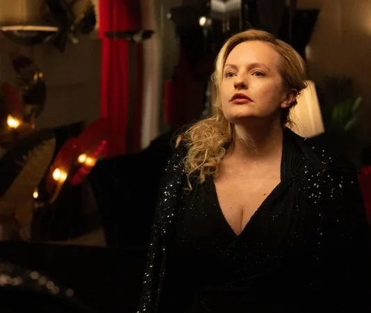 Vale a pena assistir Segredo Obscuro? Elisabeth Moss segura thriller que acerta na crítica e exagera sem pedir desculpas
