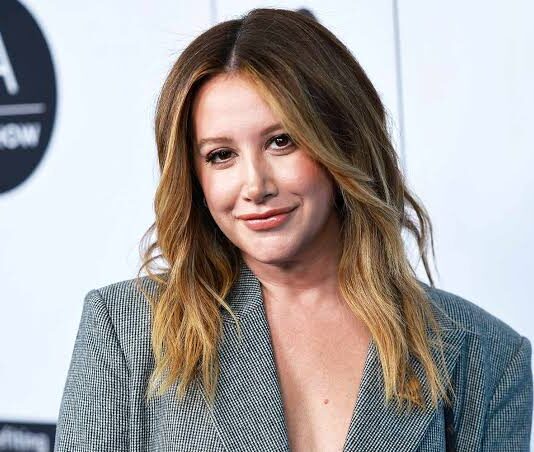 Ashley Tisdale troca os corredores de High School Musical por um grupo de mães nada confiável em nova série da Netflix