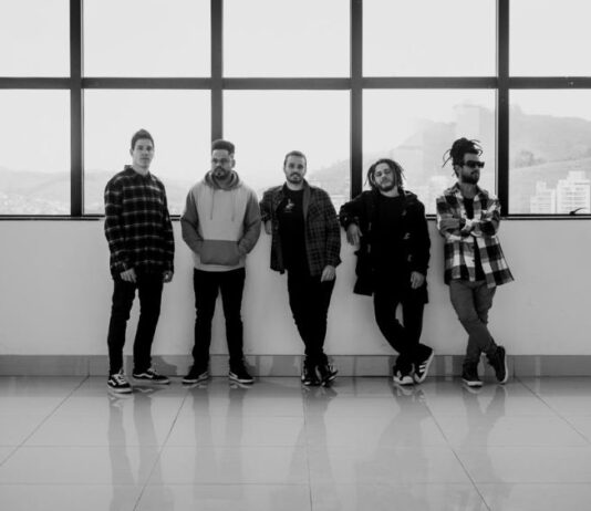 Onze:20 transforma Porto Belo em palco de luau no litoral catarinense com show que reúne os maiores sucessos da carreira