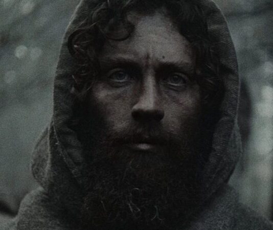 Primeiro pôster de Lobis-Homem mostra Aaron Taylor-Johnson em transformação no novo terror de Robert Eggers