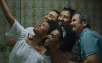 Sessão de Sábado (18) exibe Três Verões, filme em que Regina Casé olha para quem sempre sobra quando os ricos desaparecem
