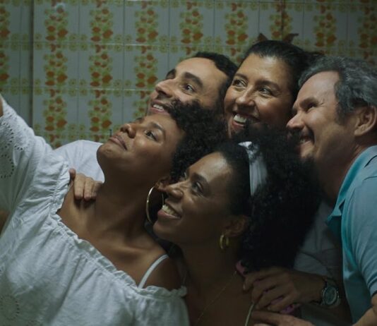 Sessão de Sábado (18) exibe Três Verões, filme em que Regina Casé olha para quem sempre sobra quando os ricos desaparecem