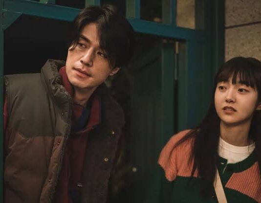 Uma Loja Para Assassinos retorna ao Disney+ em julho com a segunda temporada e novas revelações sobre o passado de Jin-man