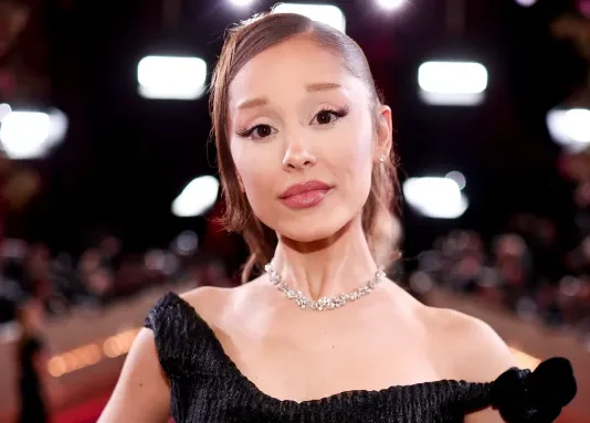 Ariana Grande deixa 13ª temporada de American Horror Story após mudanças no cronograma de produção