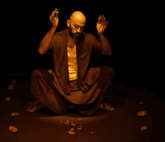 Lucas Oradovschi leva ao Teatro Poeira monólogo inspirado em projeto que uniu israelenses e palestinos por meio da arte