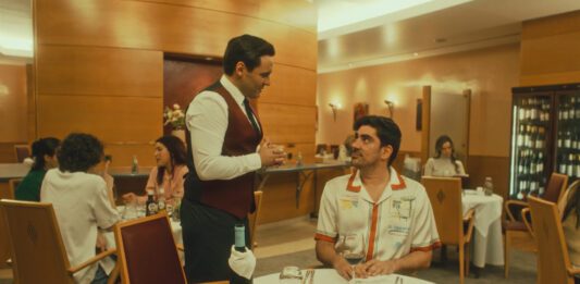 Hotel Amor | Marcelo Adnet vira versão de si mesmo em comédia filmada em plano-sequência que estreia nos cinemas