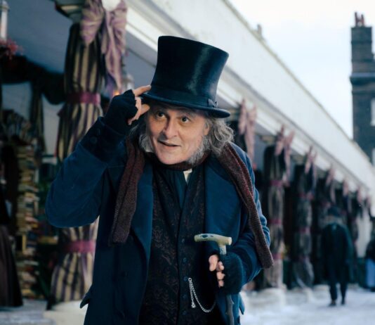 Johnny Depp encara os fantasmas de Scrooge em novo trailer de Ebenezer e os Fantasmas do Natal